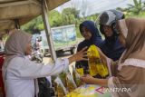 Warga membeli bawang merah dan bawang putih saat pasar murah di depan Polda Banten, Kota Serang, Banten, Selasa (11/3/2025). Polda Banten bersama Dinas Perindustrian dan Perdagangan (Disperindag) Banten menggelar pasar murah dengan menyediakan berbagai kebutuhan pangan seperti beras, minyak goreng, bawang putih, dan bawang merah untuk mengendalikan harga serta laju inflasi pada bulan suci Ramadhan. ANTARA FOTO/Angga Budhiyanto/gp