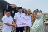 Wagub Vasko Berikan Bantuan 25 Juta Rupiah Untuk Keluarga Sarima Terdampak Kebakaran di Solok