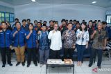 General Manager PT PLN (Persero) Kalimantan Selatan dan Kalimantan Tengah Ahmad Syauki foto bersama usai memberikan kuliah umum kepada mahasiswa Fakultas Teknik jurusan Teknik Elektro dan Teknik Mesin Universitas Lambung Mangkurat Banjarbaru dengan tema 