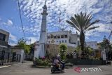 Pengendara melintas di depan Masjid Jami Al Baakhirah, Kota Cimahi, Jawa Barat, Selasa (11/3/2025). Masjid yang dibangun pada tahun 2015 oleh keluarga Nahkoda Budianto tersebut memiliki bentuk kapal laut yang terinspirasi dari kisah Nabi Nuh AS serta bahteranya dan menjadi salah satu tujuan wisata religi yang dikunjungi umat Islam saat bulan Ramadhan. ANTARA FOTO/Abdan Syakura/agr
