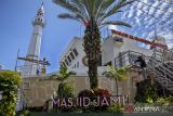 Pekerja mengecat tangga bangunan Masjid Jami Al Baakhirah, Kota Cimahi, Jawa Barat, Selasa (11/3/2025). Masjid yang dibangun pada tahun 2015 oleh keluarga Nahkoda Budianto tersebut memiliki bentuk kapal laut yang terinspirasi dari kisah Nabi Nuh AS serta bahteranya dan menjadi salah satu tujuan wisata religi yang dikunjungi umat Islam saat bulan Ramadhan. ANTARA FOTO/Abdan Syakura/agr
