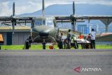 Petugas memasukkan garam ke dalam pesawat Cassa 212 saat operasi modifikasi cuaca di Bandara Husein Sastranegara, Bandung, Jawa Barat, Selasa (11/3/2025). Pemerintah Provinsi Jawa Barat bersama BPBD Jawa Barat, BMKG dan TNI AU menggelar operasi modifikasi cuaca dengan menaburkan garam sebanyak 24 ton yang dilakukan selama 10 hari atau hingga 20 Maret 2025 mendatang dengan target mengurangi intensitas hujan sebanyak 60 persen. ANTARA FOTO/Raisan Al Farisi/agr
