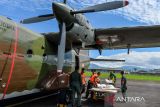 Petugas memasukan garam ke dalam pesawat Cassa 212 saat operasi modifikasi cuaca di Bandara Husein Sastranegara, Bandung, Jawa Barat, Selasa (11/3/2025). Pemerintah Provinsi Jawa Barat bersama BPBD Jawa Barat, BMKG dan TNI AU menggelar operasi modifikasi cuaca dengan menaburkan garam sebanyak 24 ton yang dilakukan selama 10 hari atau hingga 20 Maret 2025 mendatang dengan target mengurangi intensitas hujan sebanyak 60 persen. ANTARA FOTO/Raisan Al Farisi/agr
