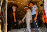 Gubernur Jawa Barat Dedi Mulyadi (tengah) bersama Danlanud Husein Sastranegara Kolonel Pnb Alfian (kanan) meninjau garam di dalam pesawat Cassa 212 saat operasi modifikasi cuaca di Bandara Husein Sastranegara, Bandung, Jawa Barat, Selasa (11/3/2025). Pemerintah Provinsi Jawa Barat bersama BPBD Jawa Barat, BMKG dan TNI AU menggelar operasi modifikasi cuaca dengan menaburkan garam sebanyak 24 ton yang dilakukan selama 10 hari atau hingga 20 Maret 2025 mendatang dengan target mengurangi intensitas hujan sebanyak 60 persen. ANTARA FOTO/Raisan Al Farisi/agr
