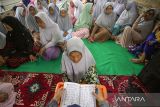 Warga lanjut usia (lansia) belajar mengaji saat mengikuti Pesantren Ramadhan Lansia di Desa Tegalurung, Indramayu, Jawa Barat, Selasa (11/3/2025). Pesantren kilat yang digelar Saung Belajar Lansia itu diikuti puluhan warga lansia untuk mengisi waktu selama Ramadhan dengan belajar mengaji dan wawasan hukum Islam yang berkaitan dengan kehidupan sehari-hari. ANTARA FOTO/Dedhez Anggara/agr
