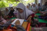 Warga lanjut usia (lansia) belajar mengaji saat mengikuti Pesantren Ramadhan Lansia di Desa Tegalurung, Indramayu, Jawa Barat, Selasa (11/3/2025). Pesantren kilat yang digelar Saung Belajar Lansia itu diikuti puluhan warga lansia untuk mengisi waktu selama Ramadhan dengan belajar mengaji dan wawasan hukum Islam yang berkaitan dengan kehidupan sehari-hari. ANTARA FOTO/Dedhez Anggara/agr
