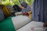 Warga lanjut usia (lansia) belajar mengaji saat mengikuti Pesantren Ramadhan Lansia di Desa Tegalurung, Indramayu, Jawa Barat, Selasa (11/3/2025). Pesantren kilat yang digelar Saung Belajar Lansia itu diikuti puluhan warga lansia untuk mengisi waktu selama Ramadhan dengan belajar mengaji dan wawasan hukum Islam yang berkaitan dengan kehidupan sehari-hari. ANTARA FOTO/Dedhez Anggara/agr
