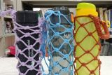 Sejumlah bungkusan berisi tali makrame untuk bahan dalam pembuatan sarung botol minuman pada pelatihan yang digelar di Dinas Perpustakaan dan Kearsipan (Disperpusip) Kota Pontianak. Pelatihan tersebut diadakan Dinas Perpustakaan dan Kearsipan Kota Pontianak guna memperkenalkan seni kerajinan tangan yang menggunakan teknik simpul sekaligus mengasah kreativitas peserta.. ANTARA KALBAR/Taras/Jhw