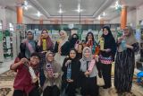 Sejumlah peserta memperlihatkan hasil karya makrame buatan mereka usai pelatihan di Dinas Perpustakaan dan Kearsipan (Disperpusip) Kota Pontianak. Pelatihan tersebut diadakan Dinas Perpustakaan dan Kearsipan Kota Pontianak guna memperkenalkan seni kerajinan tangan yang menggunakan teknik simpul sekaligus mengasah kreativitas peserta. ANTARA KALBAR/Taras/Jhw