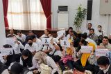 Sejumlah Calon Aparatur Sipil Negara (CASN) mengikuti aksi penolakan penundaan pengangkatan CASN di Kantor Gubernur Kalimantan Barat, Senin (10/3/2025). Aksi yang diikuti ratusan Calon Pegawai Negeri Sipil (CPNS) dan Calon Pegawai Pemerintah dengan Perjanjian Kerja (CPPPK) di Kalimantan Barat tersebut menolak kebijakan penundaan pengangkatan dan menuntut tetap dilaksanakan sesuai jadwal semula. ANTARA KALBAR/Waritz Alfarisy/jw
