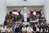 Sejumlah Calon Aparatur Sipil Negara (CASN) menyimak penjelasan dari Sekretaris Daerah Provinsi Kalbar Harisson saat mengikuti aksi penolakan penundaan pengangkatan CASN di Kantor Gubernur Kalimantan Barat, Senin (10/3/2025). Aksi yang diikuti ratusan Calon Pegawai Negeri Sipil (CPNS) dan Calon Pegawai Pemerintah dengan Perjanjian Kerja (CPPPK) di Kalimantan Barat tersebut menolak kebijakan penundaan pengangkatan dan menuntut tetap dilaksanakan sesuai jadwal semula. ANTARA KALBAR/Waritz Alfarisy/jw