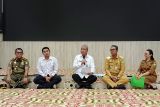 Sekretaris Daerah Provinsi Kalimantan Barat Harisson (ketiga kanan) didampingi Asisten III Pemprov Kalbar Alfian (kanan), Kasat Pol Pamong Praja Pemprov Kalbar Suherman (kiri) dan Ketua Persatuan Tenaga Kontrak Kalbar Fitri Apriadi (kedua kiri) saat berbicara dengan peserta aksi penolakan penundaan pengangkatan CASN di Kantor Gubernur Kalimantan Barat, Senin (10/3/2025). Aksi yang diikuti ratusan Calon Pegawai Negeri Sipil (CPNS) dan Calon Pegawai Pemerintah dengan Perjanjian Kerja (CPPPK) di Kalimantan Barat tersebut menolak kebijakan penundaan pengangkatan dan menuntut tetap dilaksanakan sesuai jadwal semula. ANTARA KALBAR/Waritz Alfarisy/jw