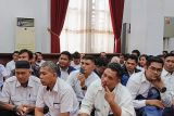 Sejumlah Calon Aparatur Sipil Negara (CASN) mengikuti aksi penolakan penundaan pengangkatan CASN di Kantor Gubernur Kalimantan Barat, Senin (10/3/2025). Aksi yang diikuti ratusan Calon Pegawai Negeri Sipil (CPNS) dan Calon Pegawai Pemerintah dengan Perjanjian Kerja (CPPPK) di Kalimantan Barat tersebut menolak kebijakan penundaan pengangkatan dan menuntut tetap dilaksanakan sesuai jadwal semula. ANTARA KALBAR/Waritz Alfarisy/jw