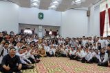 Sekretaris Daerah Provinsi Kalimantan Barat Harisson berfoto Bersama ratusan CASN dan CPPPK usai audiensi yang digelar saat aksi penolakan penundaan pengangkatan CASN di Kantor Gubernur Kalimantan Barat, Senin (10/3/2025). Aksi yang diikuti ratusan Calon Pegawai Negeri Sipil (CPNS) dan Calon Pegawai Pemerintah dengan Perjanjian Kerja (CPPPK) di Kalimantan Barat tersebut menolak kebijakan penundaan pengangkatan dan menuntut tetap dilaksanakan sesuai jadwal semula. ANTARA KALBAR/Waritz Alfarisy/jw