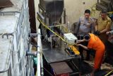 Bupati Bogor Rudy Susmanto (kanan) dan Kapolres Bogor AKBP Rio Wahyu Anggoro (kiri) menyaksikan tersangka kasus pemalsuan minyak goreng, TRM melakukan pengemasan minyak goreng dengan merek dagang Minyakita palsu di tempat produksinya di Sukaraja, Kabupaten Bogor, Jawa Barat, Senin (10/3/2025). Polres Bogor mengungkap tempat produksi minyak goreng dengan merek dagangÂ MinyaKitaÂ palsu dan menjadi lokasi untuk mengumpulkan minyak goreng curah yang dikemas dengan kemasan menyerupai produk bermerek MinyaKita lalu dijual seharga Rp15.600 kepada distributor di wilayah Jabodetabek. ANTARA FOTO/Yulius Satria Wijaya/tom.