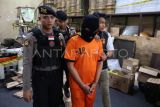 Polisi menggiring tersangka kasus pemalusuan minyak goreng dengan merek dagang Minyakita, TRM (tengah) saat rilis di Sukaraja, Kabupaten Bogor, Jawa Barat, Senin (10/3/2025). Polres Bogor mengungkap tempat produksi minyak goreng dengan merek dagangÂ MinyaKitaÂ palsu dan menjadi lokasi untuk mengumpulkan minyak goreng curah yang dikemas dengan kemasan menyerupai produk bermerek MinyaKita lalu dijual seharga Rp15.600 kepada distributor di wilayah Jabodetabek. ANTARA FOTO/Yulius Satria Wijaya/tom.