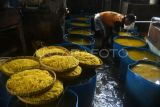 Pekerja merendam mie glosor saat produksi di industri rumahan, Kelurahan Pasir Jaya, Kota Bogor, Jawa Barat, Senin (10/3/2025). Produksi mie glosor tersebut mengalami peningkatan saat bulan Ramadhan, dari 2 ton menjadi 8 ton per hari serta dipasarkan ke sejumlah wilayah di Bogor, Cipanas, dan Cianjur dengan harga Rp5 ribu per kilogram. ANTARA FOTO/Arif Firmansyah/tom.