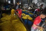 Pekerja merendam mie glosor saat produksi di industri rumahan, Kelurahan Pasir Jaya, Kota Bogor, Jawa Barat, Senin (10/3/2025). Produksi mie glosor tersebut mengalami peningkatan saat bulan Ramadhan, dari 2 ton menjadi 8 ton per hari serta dipasarkan ke sejumlah wilayah di Bogor, Cipanas, dan Cianjur dengan harga Rp5 ribu per kilogram. ANTARA FOTO/Arif Firmansyah/tom.