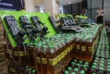 Barang bukti minyak goreng Minyakita dan mesin ditampilkan saat konferensi pers terkait produk minyak goreng Minyakita isi tidak sesuai kemasan di Lobby Bareskrim Polri, Jakarta, Selasa (11/3/2025). Bareskrim Polri melalui Satgas Pangan mengungkap kasus minyak goreng Minyakita yang takarannya tidak sesuai dengan label yang ada pada kemasan dengan menyita barang bukti 450 dus kemasan pouch, 180 kemasan pouch bag, 250 krat kemasan botol, mesin pengisi, dan timbangan. ANTARA FOTO/Asprilla Dwi Adha/foc.