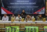 Kasatgas Pangan Dirtipideksus Polri Brigjen Pol Helfi Assegaf (kedua kiri) didampingi Karo Penmas Divisi Humas Polri Brigjen Pol Trunoyudo Wisnu Andiko (kedua kanan), Inspektur Jenderal Kementerian Pertanian Brigjen Kurniawan Affandi (kiri), dan Direktur Jenderal Industri Agro Kementerian Perindustrian Putu Juli Ardika (kanan) menyampaikan keterangan pers terkait produk minyak goreng Minyakita isi tidak sesuai kemasan di Lobby Bareskrim Polri, Jakarta, Selasa (11/3/2025). Bareskrim Polri melalui Satgas Pangan mengungkap kasus minyak goreng Minyakita yang takarannya tidak sesuai dengan label yang ada pada kemasan dengan menyita barang bukti 450 dus kemasan pouch, 180 kemasan pouch bag, 250 krat kemasan botol, mesin pengisi, dan timbangan. ANTARA FOTO/Asprilla Dwi Adha/foc.