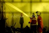 Sejumlah petugas pemadam kebakaran melakukan pembasahan saat terjadinya kebakaran di pondok Pesantren Nabil Husein di Samarinda, Kalimantan Timur, Rabu (12/3/2025). Menurut petugas Dinas Pemadam Kebakaran Kota Samarinda, kebakaran diduga akibat konsleting arus listrik pada lantai tiga gedung ruang guru dari pondok pesantren itu dan tidak ada korban jiwa. Antara Kaltim/M Risyal Hidayat