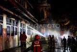 Sejumlah petugas pemadam kebakaran melakukan pembasahan saat terjadinya kebakaran di pondok Pesantren Nabil Husein di Samarinda, Kalimantan Timur, Rabu (12/3/2025). Menurut petugas Dinas Pemadam Kebakaran Kota Samarinda, kebakaran diduga akibat konsleting arus listrik pada lantai tiga gedung ruang guru dari pondok pesantren itu dan tidak ada korban jiwa. Antara Kaltim/M Risyal Hidayat