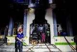 Sejumlah petugas pemadam kebakaran melakukan pembasahan saat terjadinya kebakaran di pondok Pesantren Nabil Husein di Samarinda, Kalimantan Timur, Rabu (12/3/2025). Menurut petugas Dinas Pemadam Kebakaran Kota Samarinda, kebakaran diduga akibat konsleting arus listrik pada lantai tiga gedung ruang guru dari pondok pesantren itu dan tidak ada korban jiwa. Antara Kaltim/M Risyal Hidayat