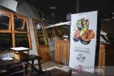 Kondisi bangunan rusak terdampak hujan deras disertai angin kencang di Kota Tasikmalaya, Jawa Barat, Selasa (11/3/2025). BPBD Kota Tasikmalaya mencatat cuaca ekstrem disertai hujan es di wilayah Kota Tasikmalaya mengakibatkan sejumlah atap rumah warga dan bangunan kafe rusak, serta beberapa pohon tumbang. ANTARA FOTO/Adeng Bustomi/agr
