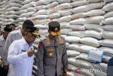 Gubernur Banten Andra Soni (kiri) berbincang dengan Kapolda Banten Irjen Pol Suyudi Ario Seto (kanan) saat sidak ke Gudang Bulog Umbul Tengah, Kota Serang, Banten, Rabu (12/3/2025). Inspeksi tersebut untuk memantau ketersediaan dan harga bahan pokok dari distributor dan pengecer guna mengantisipasi lonjakan harga dan kelangkaan bahan pokok selama Ramadhan 1446 Hijriah. ANTARA FOTO/Muhammad Bagus Khoirunas/gp