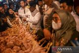 Gubernur Banten Andra Soni (tengah) berbincang dengan pedagang ayam saat sidak di Pasar Induk Rau, Kota Serang, Banten, Rabu (12/3/2025). Inspeksi tersebut untuk memantau ketersediaan dan harga bahan pokok dari distributor dan pengecer guna mengantisipasi lonjakan harga dan kelangkaan bahan pokok selama Ramadhan 1446 Hijriah. ANTARA FOTO/Muhammad Bagus Khoirunas/gp