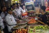 Gubernur Banten Andra Soni (kedua kiri) bersama Kapolda Banten Irjen Pol Suyudi Ario Seto (ketiga kiri) berbincang dengan pedagang saat sidak di Pasar Induk Rau, Kota Serang, Banten, Rabu (12/3/2025). Inspeksi tersebut untuk memantau ketersediaan dan harga bahan pokok dari distributor dan pengecer guna mengantisipasi lonjakan harga dan kelangkaan bahan pokok selama Ramadhan 1446 Hijriah. ANTARA FOTO/Muhammad Bagus Khoirunas/gp