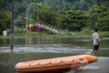 Seorang warga melihat akses menuju Desa Cikolelet terendam banjir di Kampung Kajeroan, Desa Rancasanggal, Kabupaten Serang, Banten, Rabu (13/3/2025). Banjir akibat luapan Sungai Rawa Danau yang terjadi sejak Jumat (7/3) hingga saat ini masih merendam beberapa pemukiman serta puluhan hektare area persawahan dan akses antardesa Rancasanggal menuju Cikolelet terputus akibat banjir yang mencapai ketinggian sekitar 15-50 sentimeter. ANTARA FOTO/Muhammad Bagus Khoirunas/gp