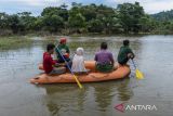 Warga menggunakan perahu menerobos banjir yang di Kampung Kajeroan, Desa Rancasanggal, Kabupaten Serang, Banten, Rabu (13/3/2025). Banjir akibat luapan Sungai Rawa Danau yang terjadi sejak Jumat (7/3) hingga saat ini masih merendam beberapa pemukiman serta puluhan hektare area persawahan dan akses antardesa Rancasanggal menuju Cikolelet terputus akibat banjir yang mencapai ketinggian sekitar 15-50 sentimeter. ANTARA FOTO/Muhammad Bagus Khoirunas/gp
