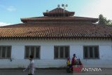 Warga melintas di dekat Masjid Kenari, Kasemen, Kota Serang, Banten, Rabu (12/3/2025). Masjid yang diperkirakan dibangun pada tahun 1600-an di masa raja keempat dari Kesultanan Banten yakni Sultan Abdul Mafakhir Mahmud Abdul Kadir itu merupakan salah satu masjid tertua di Banten dan hingga kini masih dimanfaatkan warga untuk beribadah. ANTARA FOTO/Angga Budhiyanto/gp