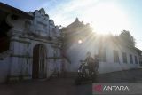 Dua anak melintas di dekat Masjid Kenari, Kasemen, Kota Serang, Banten, Rabu (12/3/2025). Masjid yang diperkirakan dibangun pada tahun 1600-an di masa raja keempat dari Kesultanan Banten yakni Sultan Abdul Mafakhir Mahmud Abdul Kadir itu merupakan salah satu masjid tertua di Banten dan hingga kini masih dimanfaatkan warga untuk beribadah. ANTARA FOTO/Angga Budhiyanto/gp