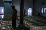 Umat Islam beribadah di Masjid Kenari, Kasemen, Kota Serang, Banten, Rabu (12/3/2025). Masjid yang diperkirakan dibangun pada tahun 1600-an di masa raja keempat dari Kesultanan Banten yakni Sultan Abdul Mafakhir Mahmud Abdul Kadir itu merupakan salah satu masjid tertua di Banten dan hingga kini masih dimanfaatkan warga untuk beribadah. ANTARA FOTO/Angga Budhiyanto/gp