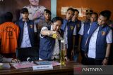 Kasubag UPT Metrologi Kota Serang Eko Wahyu (tengah) melakukan uji takar produk MinyaKita saat rilis kasus manipulasi takaran MinyaKita di Desa Jambu Karya, Rajeg, Kabupaten Tangerang, Banten, Rabu (12/3/2025). Polda Banten mengungkap tempat produksi minyak goreng merek dagang MinyaKita dan Djernih yang melakukan pengurangan volume di setiap kemasan satu liter sebanyak 220-300 mililiter dengan barang bukti sebanyak 13 ton minyak curah dan satu tersangka. ANTARA FOTO/Putra M. Akbar/gp