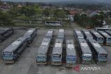 Foto udara bus budiman terparkir di garasi Budiman, Kota Tasikmalaya, Jawa Barat, Rabu (12/3/2025). Kementerian Perhubungan telah menyiapkan sarana transportasi mudik Lebaran 2025, sebanyak 30.451 bus, 2.550 kereta api, 772 kapal dan 404 pesawat, serta 187 kapal penyeberangan, pada 21 Maret H+10 lebaran atau 11 April 2025. ANTARA FOTO/Adeng Bustomi/agr