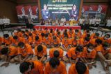 Sejumlah tersangka dari berbagai kasus duduk di sela konferensi pers Operasi Pekat Semeru di Polresta Sidoarjo, Jawa Timur, Rabu (12/3/2025). Dalam operasi yang diadakan selama 12 hari tersebut Polresta Sidoarjo berhasi mengungkap 185 kasus dengan jumlah total 197 tersangka antara lain yakni kasus premanisme, pornografi, prostitusi, narkoba dan judi dengan barang bukti 22 buah Handphone, 48,76 gram sabu sabu dan 4726 Butir pil dobel L serta  3.109 botol miras. Antara Jatim/Umarul Faruq