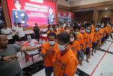 Sejumlah tersangka dari berbagai kasus berjalan di sela konferensi pers Operasi Pekat Semeru di Polresta Sidoarjo, Jawa Timur, Rabu (12/3/2025). Dalam operasi yang diadakan selama 12 hari tersebut Polresta Sidoarjo berhasi mengungkap 185 kasus dengan jumlah total 197 tersangka antara lain yakni kasus premanisme, pornografi, prostitusi, narkoba dan judi dengan barang bukti 22 buah Handphone, 48,76 gram sabu sabu dan 4726 Butir pil dobel L serta  3.109 botol miras. Antara Jatim/Umarul Faruq