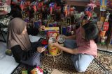 Perajin merangkai parcel lebaran di rumah produksi Bucket Snack, Malang, Jawa Timur, Rabu (12/3/2025). Perajin rangkaian buket bunga setempat beralih memproduksi parcel lebaran untuk memenuhi permintaan yang mengalami peningkatan sejak awal bulan Ramadhan dengan produksi mencapai 30 paket per hari untuk dijual melalui media sosial serta memenuhi pesanan sejumlah instansi dan perorangan dengan harga Rp135 ribu hingga Rp400 ribu per paket. ANTARA Jatim/Ari Bowo Sucipto/mas.