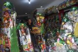 Pekerja menata parcel Lebaran di rumah produksi Ramayan parsel, Kota Tasikmalaya, Jawa Barat, Selasa (11/3/2025). Perajin parsel musiman mengaku permintaan parsel sejak awal Ramadhan mencapai 2.000 bingkisan, sedangkan Lebaran tahun lalu perajin menjual sebanyak 5.000-6.000 parsel dengan harga jual berkisar Rp80 ribu hingga Rp4 juta. ANTARA FOTO/Adeng Bustomi/agr