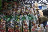 Pekerja menata parcel Lebaran di rumah produksi Ramayan parsel, Kota Tasikmalaya, Jawa Barat, Selasa (11/3/2025). Perajin parsel musiman mengaku permintaan parsel sejak awal Ramadhan mencapai 2.000 bingkisan, sedangkan Lebaran tahun lalu perajin menjual sebanyak 5.000-6.000 parsel dengan harga jual berkisar Rp80 ribu hingga Rp4 juta. ANTARA FOTO/Adeng Bustomi/agr