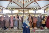 Lansia melakukan peregangan saat mengikuti pesantren di Pusat Dakwah Islam (Pusdai), Bandung, Jawa Barat, Rabu (12/3/2025). Pesantren khusus bagi lansia yang digelar Majelis Taklim Pusdai Jawa Barat itu diikuti 300 lansia dari berbagai wilayah di Bandung Raya untuk mengisi waktu pada bulan suci Ramadhan dengan belajar mengaji serta belajar wawasan hukum islam dalam kehidupan sehari-hari. ANTARA FOTO/Raisan Al Farisi/agr