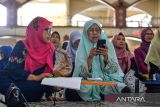 Lansia mengikuti pesantren di Pusat Dakwah Islam (Pusdai), Bandung, Jawa Barat, Rabu (12/3/2025). Pesantren khusus bagi lansia yang digelar Majelis Taklim Pusdai Jawa Barat itu diikuti 300 lansia dari berbagai wilayah di Bandung Raya untuk mengisi waktu pada bulan suci Ramadhan dengan belajar mengaji serta belajar wawasan hukum islam dalam kehidupan sehari-hari. ANTARA FOTO/Raisan Al Farisi/agr
