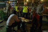 Petugas gabungan merazia warung karaoke yang masih beroperasi di kawasan wisata Sungai Brantas, Ngujang 2, Tulungagung, Jawa Timur, Selasa (11/3/2025). Tujuh kafe karaoke yang kedapatan masih membuka layanan dengan menyediakan jasa pemandu lagu langsung diminta tutup dan tidak beroperasi hingga akhir Ramadhan untuk menghormati Muslim yang sedang menjalankan ibadah puasa. ANTARA Jatim/Destyan Sujarwoko/mas.