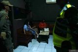 Petugas gabungan merazia kafe karaoke yang masih beroperasi di Tulungagung, Jawa Timur, Selasa (11/3/2025). Tujuh kafe karaoke yang kedapatan masih membuka layanan dengan menyediakan jasa pemandu lagu langsung diminta tutup dan tidak beroperasi hingga akhir Ramadhan untuk menghormati Muslim yang sedang menjalankan ibadah puasa. ANTARA Jatim/Destyan Sujarwoko/mas.