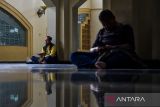 Umat muslim membaca ayat suci Al Quran di Masjid Pusat Dakwah Islam (Pusdai), Bandung, Jawa Barat, Rabu (12/3/2025). Bulan suci Ramadhan menjadi waktu bagi umat Islam dalam memperbanyak ibadah dengan membaca Al Quran, berzikir serta melaksanakan shalat sunah guna menambah amalan dan memohon ampunan. ANTARA FOTO/Raisan Al Farisi/agr