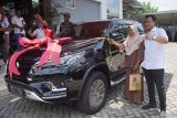 Direktur Utama Bank Jombang Afandi Haris Setyo Nugroho (kanan) dan Direktur Bisnis Bank Jombang Adam Joyo Pranoto (kiri) menyerahkan hadiah utama Simpanan Arisan Masyarakat (Simarmas) Jumbo mobil Fortuner di Bank Jombang, Jawa Timur, Rabu (12/3/2025). Tahun ini tabungan Simarmas Jumbo mencapai Rp 27,1 miliar dengan jumlah hampir 2.700 nasabah sedangkan Simarmas 100 dengan tabungan mencapai Rp 23 miliar dengan jumlah 6.000 nasabah, program Simarmas ini sebagai salah satu cara memupuk semangat warga Jombang untuk rajin menabung. Selain itu sebagai bank milik daerah, Bank Jombang mendukung UMKM, dan memberikan layanan perbankan yang mudah dijangkau oleh seluruh lapisan masyarakat. Antara Jatim/Syaiful Arif/mas.