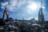Pekerja mengoperasikan alat berat untuk meratakan tumpukan sampah di Tempat Pemrosesan Akhir Sampah (TPAS) Manggar, Balikpapan, Kalimantan Timur, Selasa (11/3/2025). Dinas Lingkungan Hidup (DLH) Kota Balikpapan menyebutkan volume sampah selama bulan Ramadhan mencapai 700 - 800 ton per harinya, dibandingkan pada hari biasa hanya sekitar 400 ton per harinya. Antara Kaltim/Aditya Nugroho/mrh
